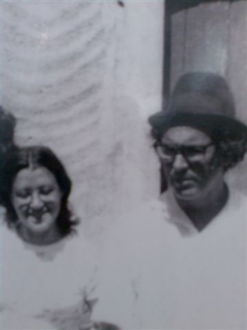 Zeca Afonso com sua mulher Zélia, em férias na Fuseta.